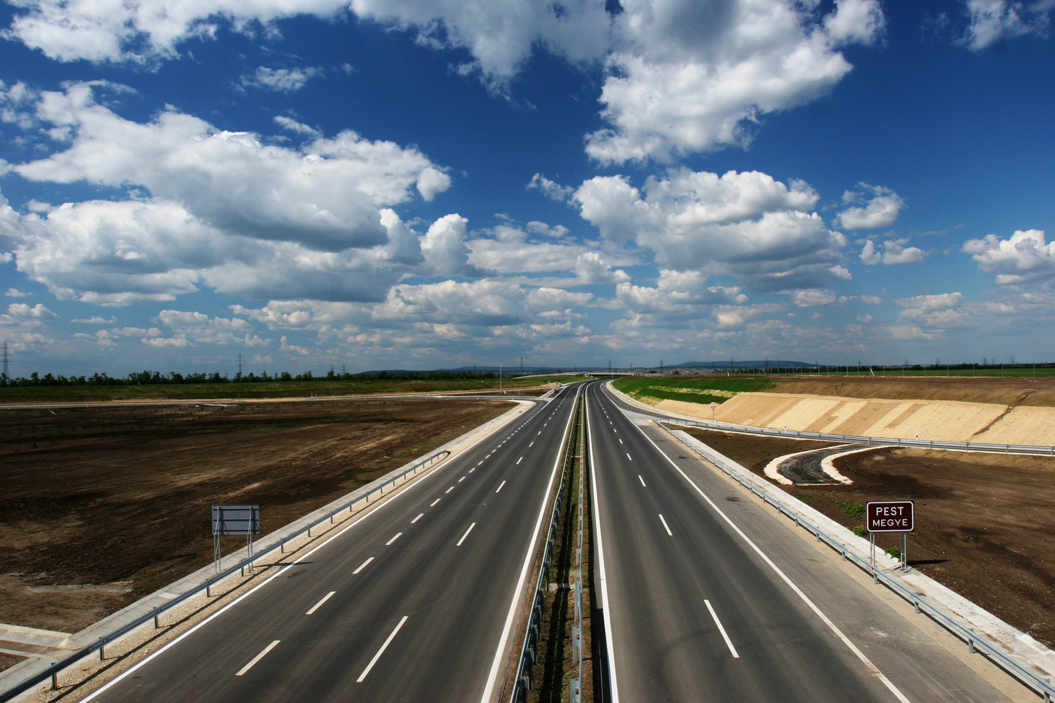M6 autópálya  - Výstavba ciest a mostov