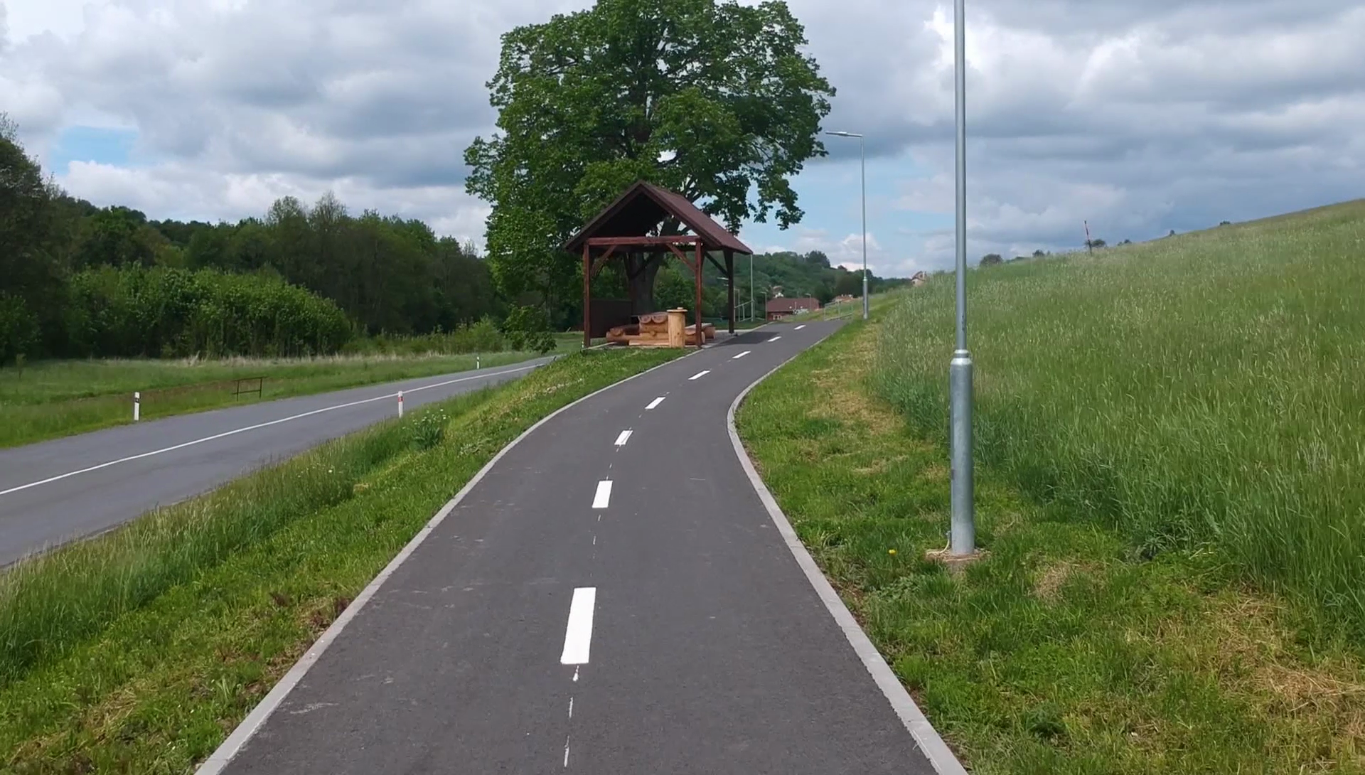  Stezka pro chodce a cyklisty v úseku Hřivínův Újezd – Kaňovice - Výstavba ciest a mostov
