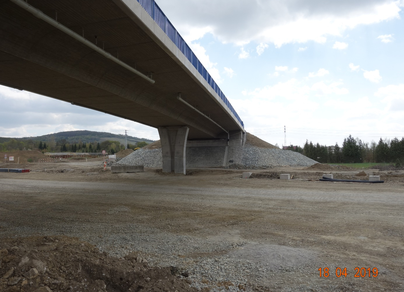 214-00 Most v km 7,240 na ceste III/050201 nad diaľnicou D1 Budimír - Bidovce (85,40 m) - Výstavba ciest a mostov