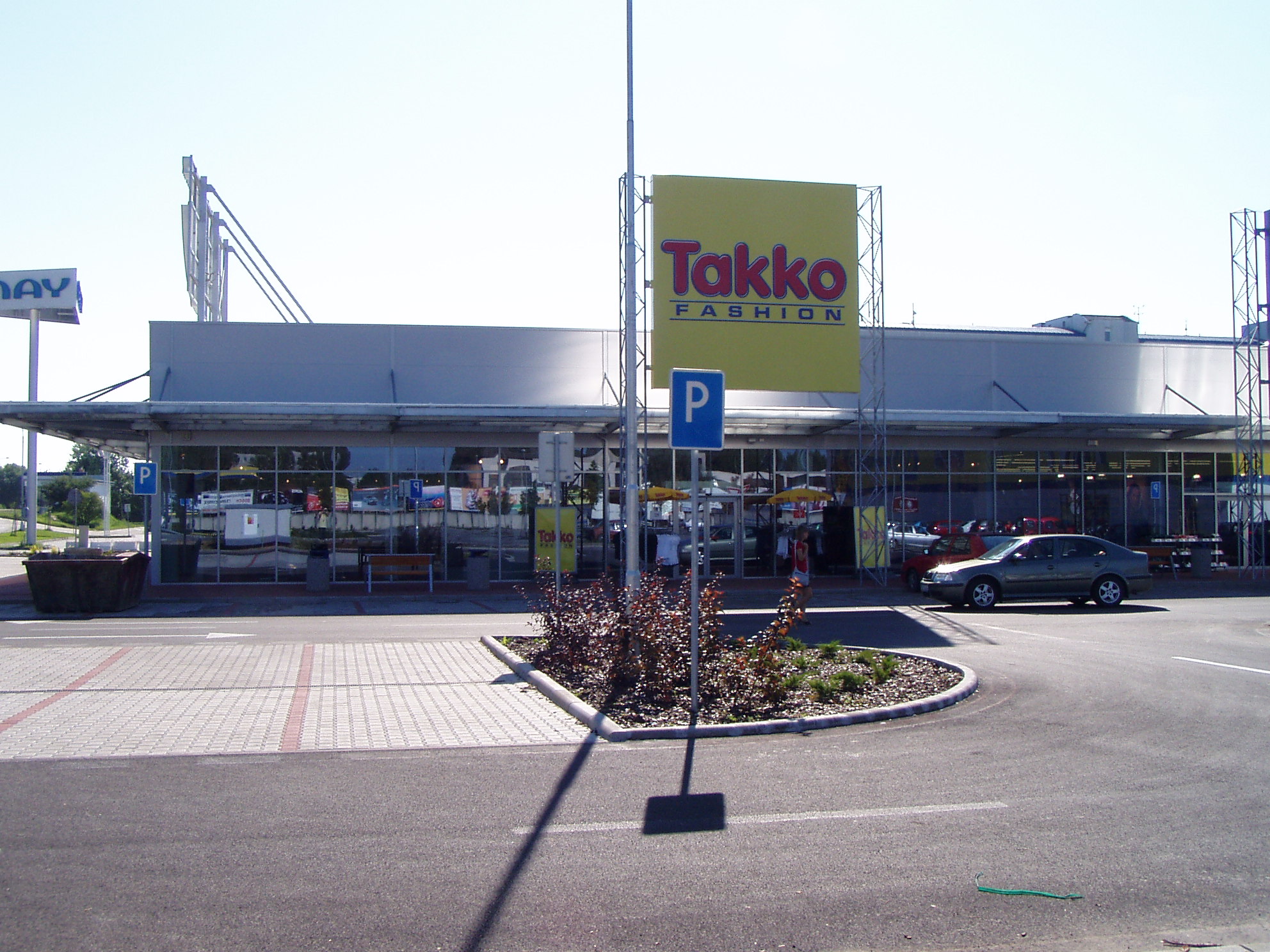 Nákupné stredisko Family Center Komárno / obchodné centrá - Pozemné stavby