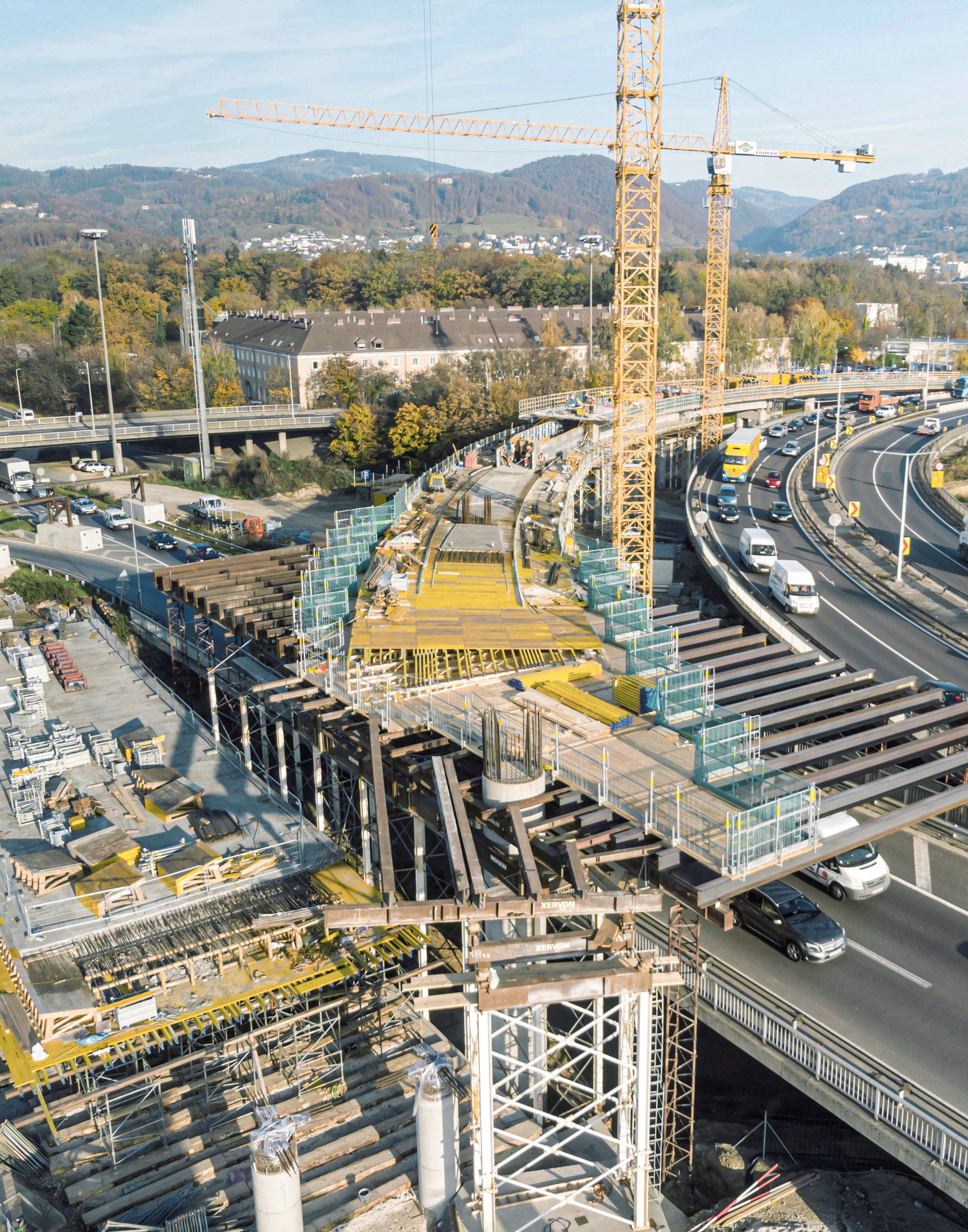 Získajte viac informácií o našich referenčných projektoch v rámci osobného rozhovoru - Výstavba ciest a mostov