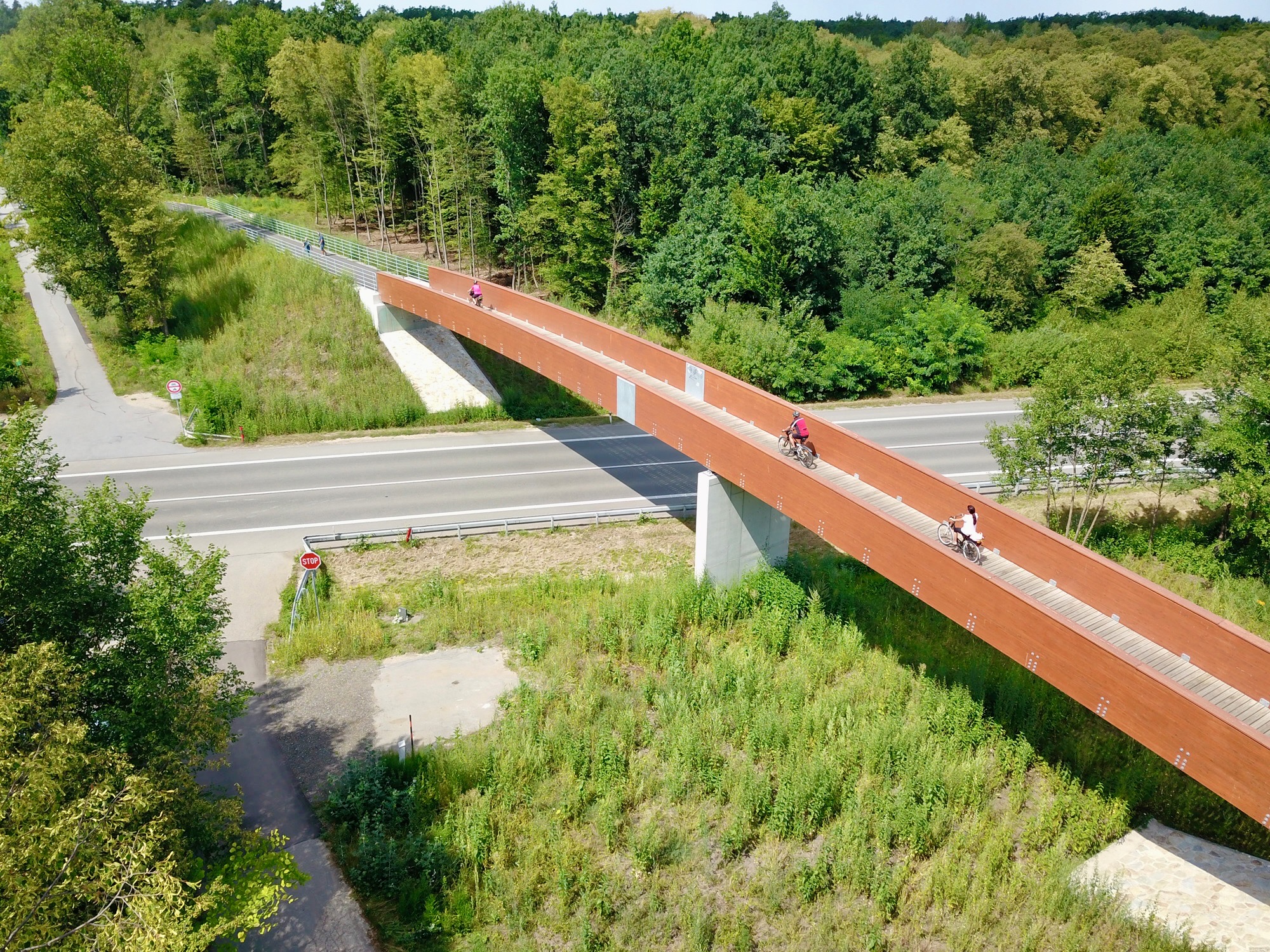 Hodonín – přemostění silnice I/55 – stavba lávky pro cyklisty a chodce - Výstavba ciest a mostov