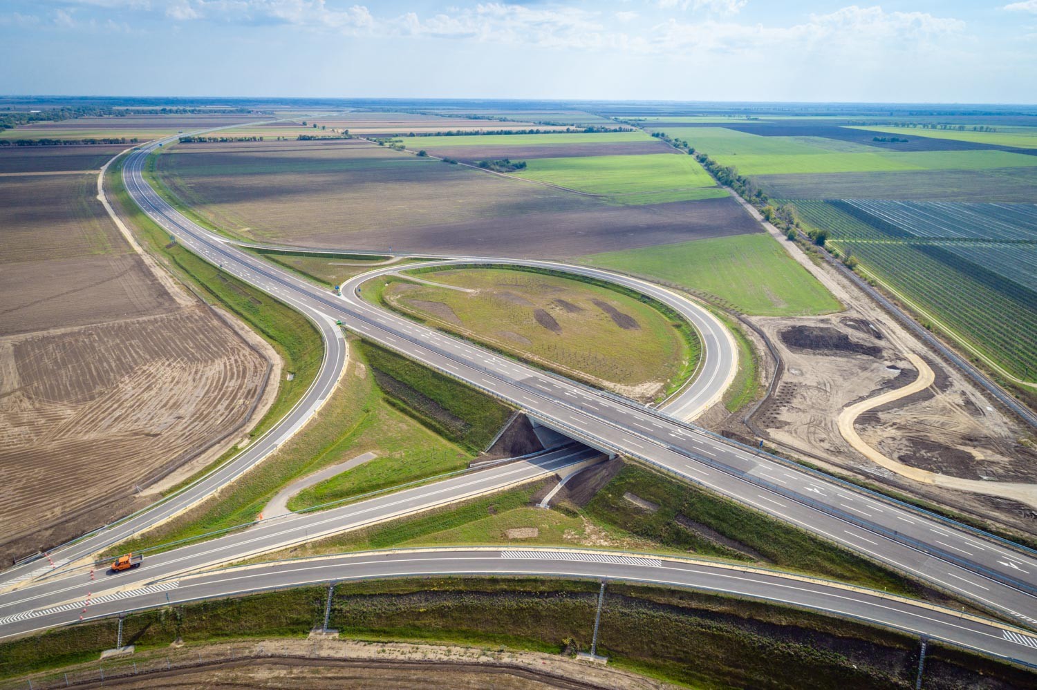 M44 gyorsforgalmi út - Výstavba ciest a mostov