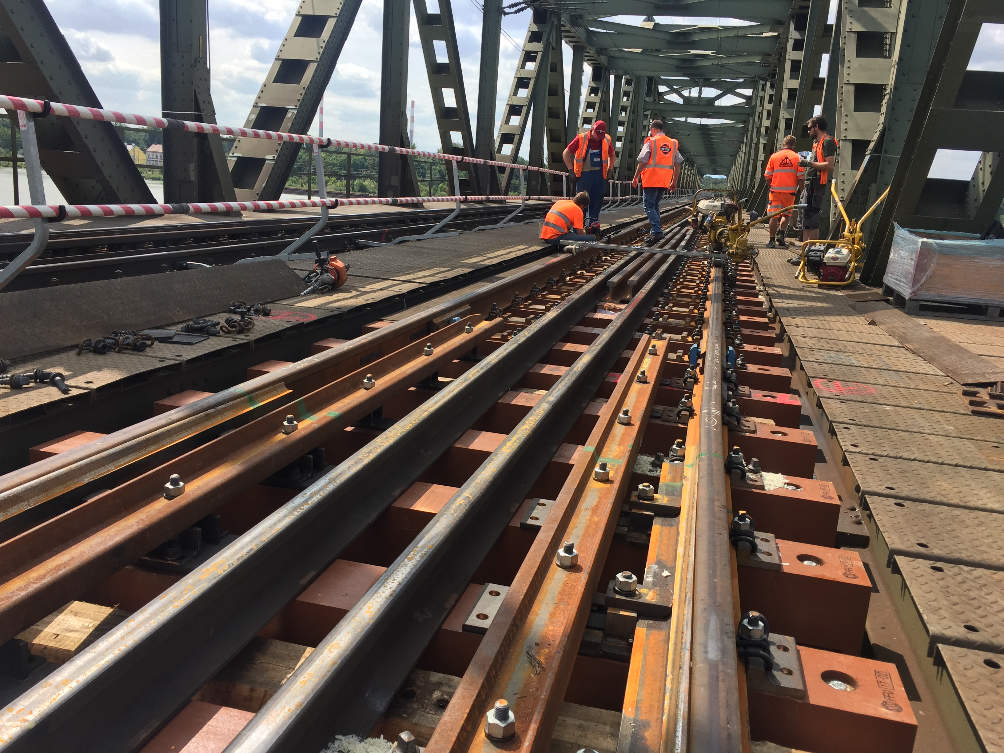 Brückenholztausch FFU Ostbahnbrücken - Železničné stavby