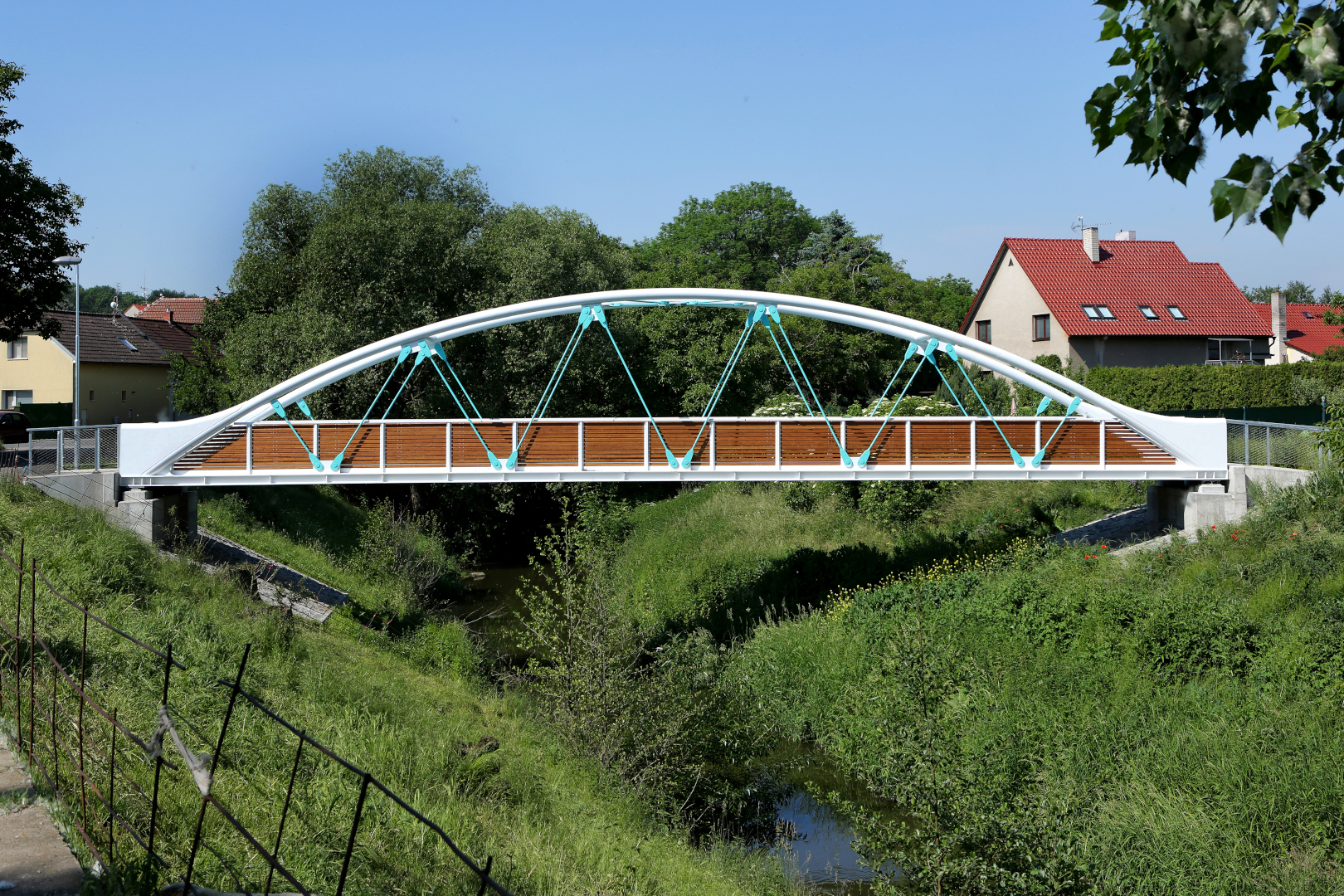 Radim – stavba lávky pro pěší a cyklisty přes řeku Výrovku - Výstavba ciest a mostov