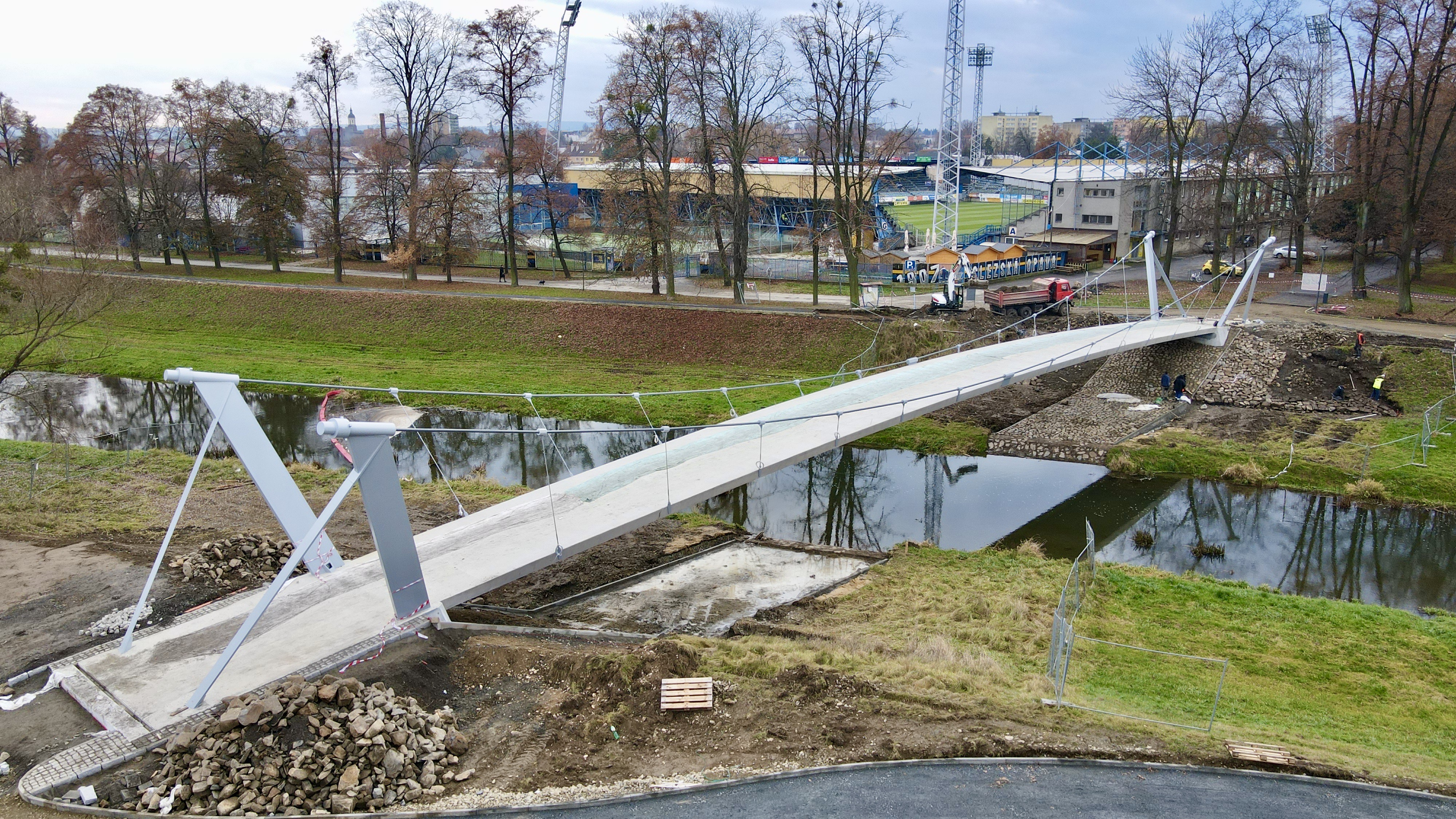 Opava – novostavba lávky přes řeku Opavu - Výstavba ciest a mostov