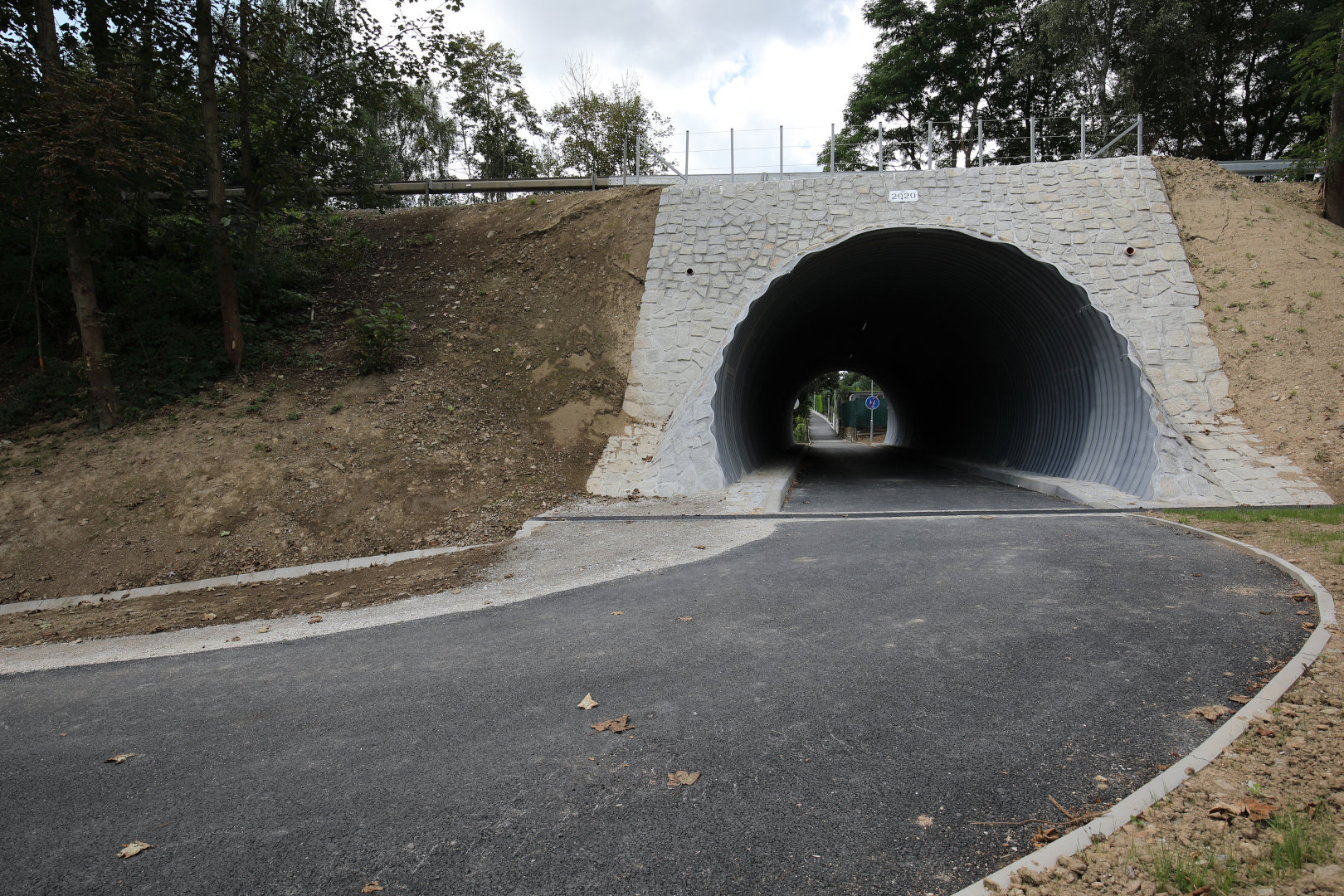 Výstavba stezky a podchodu pod silnicí I/3 ve Velešíně - Výstavba ciest a mostov