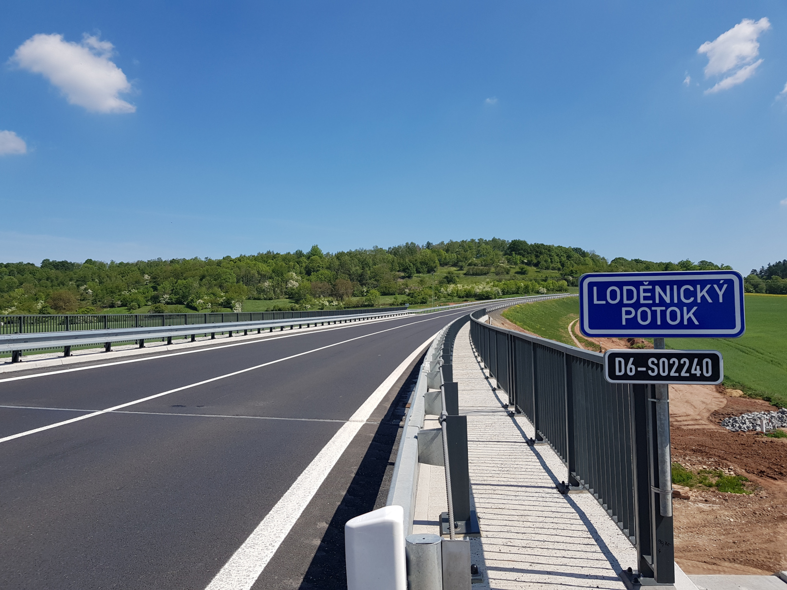 Dálnice D6, obchvat Řevničova – stavba mostu na přeložce silnice - Výstavba ciest a mostov