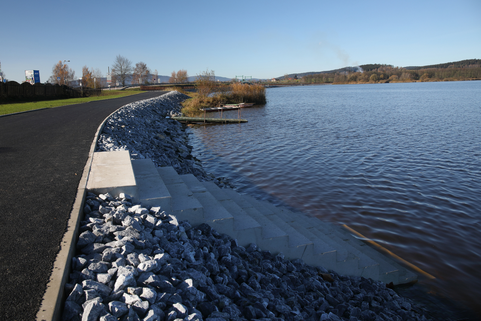 Černá v Pošumaví – cyklostezka CS1 podél jezera - Výstavba ciest a mostov
