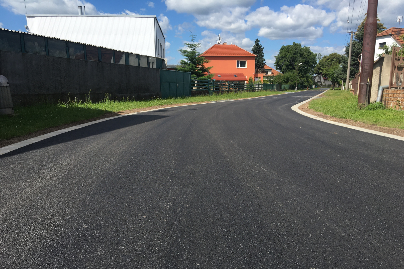 Tři Dvory – rekonstrukce ul. Spojovací          - Výstavba ciest a mostov