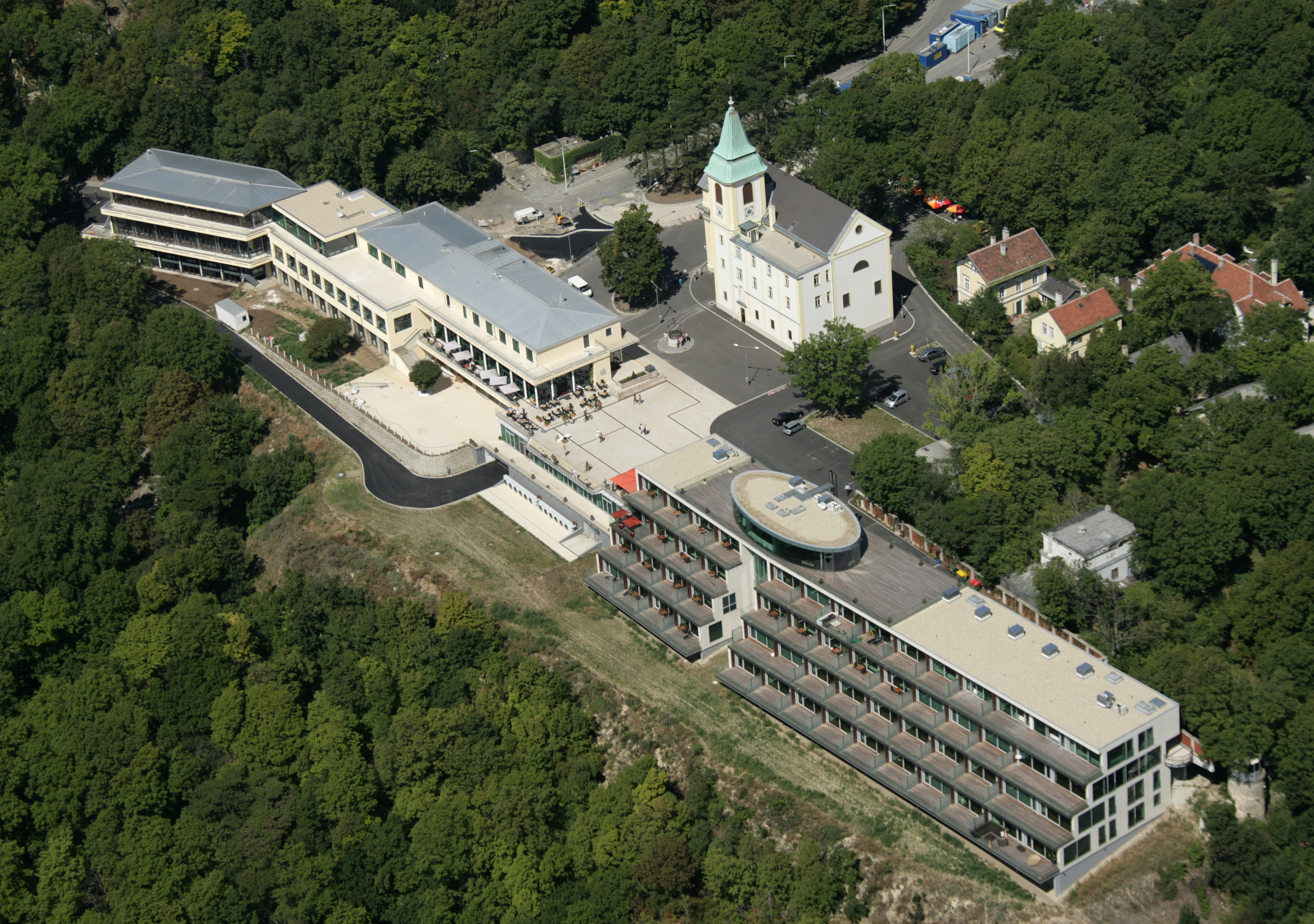 Hotel Kahlenberg - Pozemné stavby