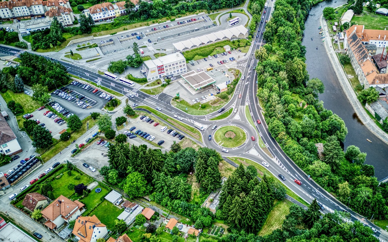 Český Krumlov – výstavba okružní křižovatky pod autobusovým nádražím - Výstavba ciest a mostov