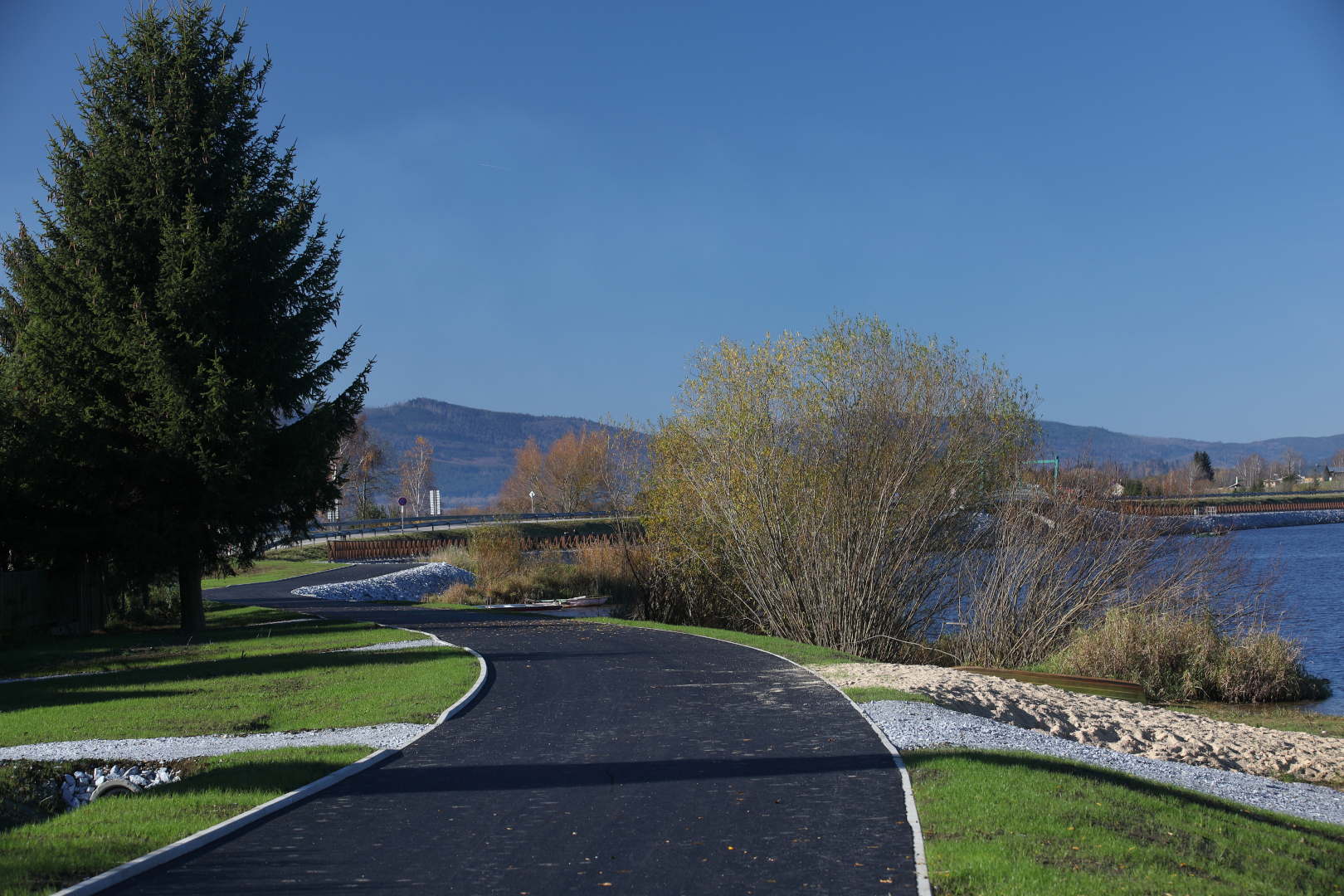 Černá v Pošumaví – cyklostezka CS1 podél jezera - Výstavba ciest a mostov