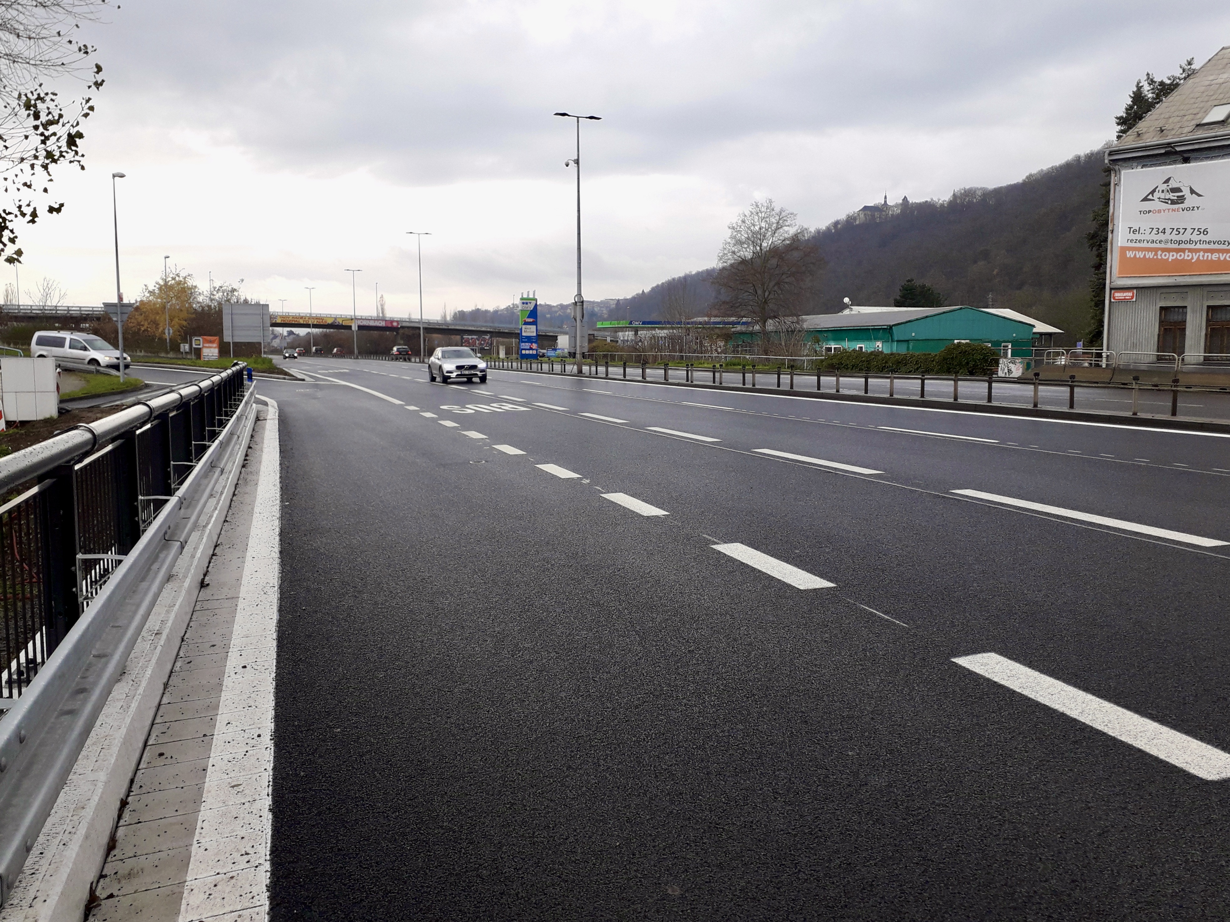 Praha 5 – rozšíření ul. Strakonická, výstavba vyhrazeného pruhu - Výstavba ciest a mostov