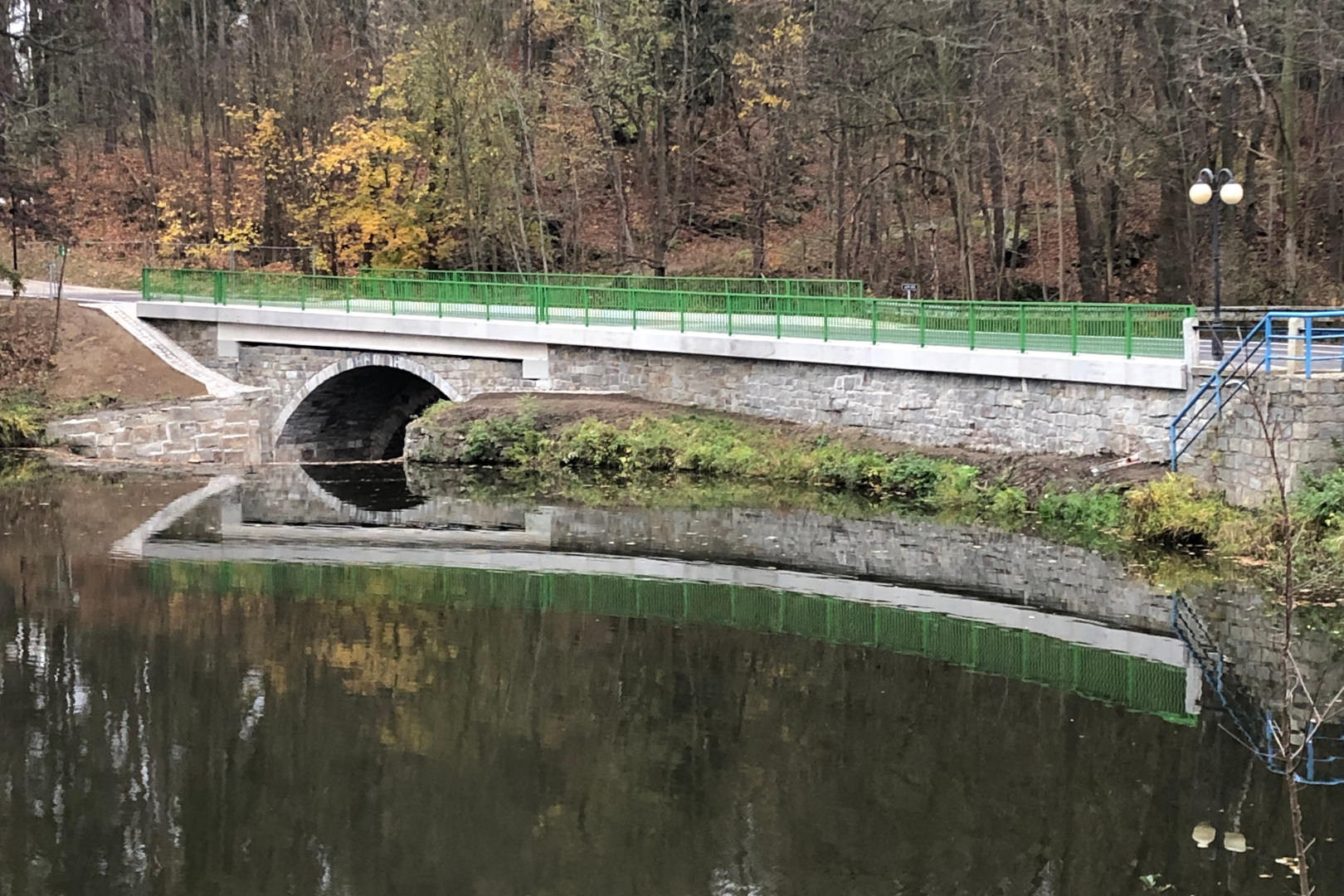Kamenice na Lipou – oprava mostu na hrázi Zámeckého rybníka - Výstavba ciest a mostov