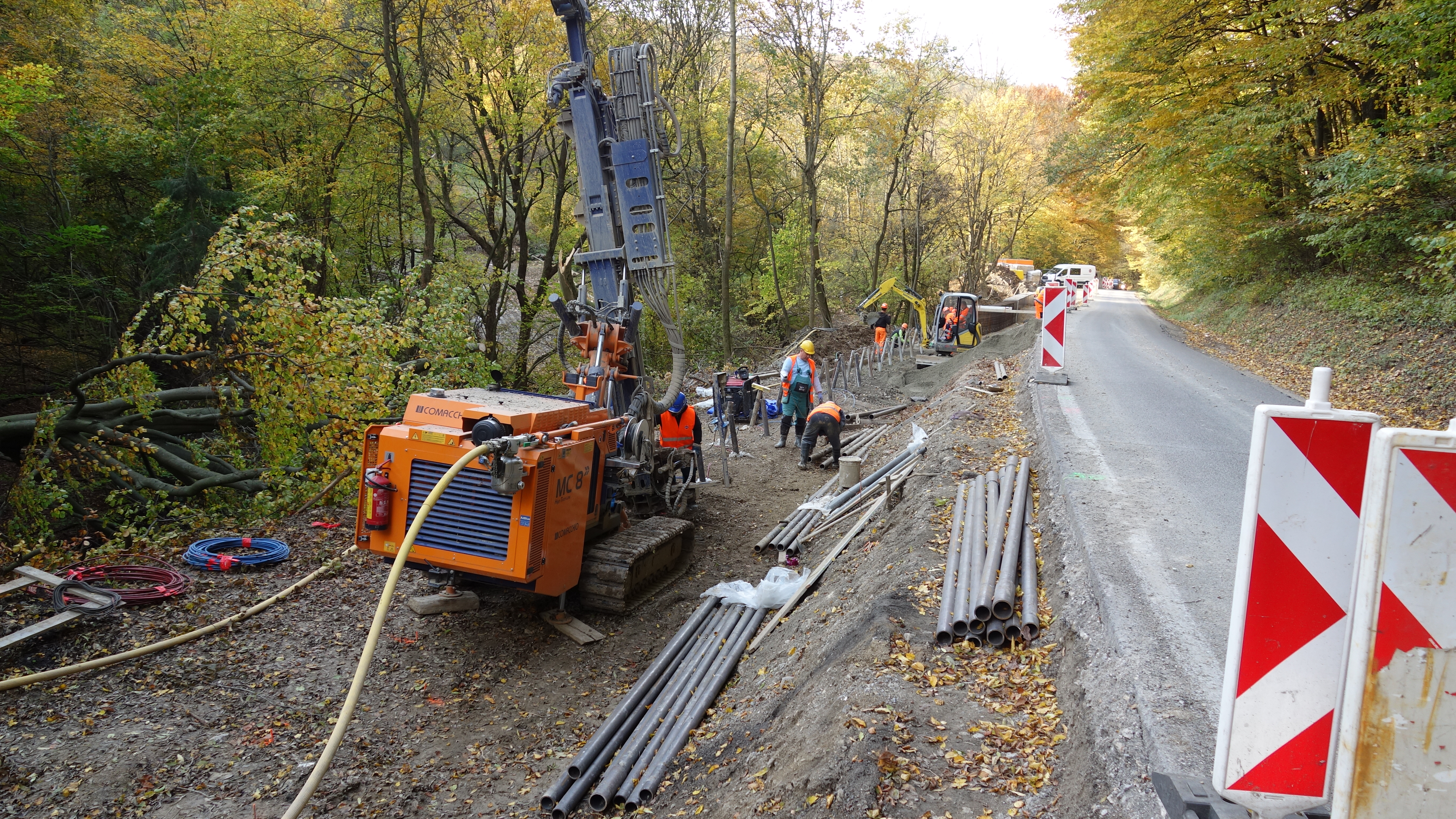 Stabilizácia cestného telesa kotevným múrom na ceste II/516 v km 5,909 - 6,209 (300 m) - Výstavba ciest a mostov