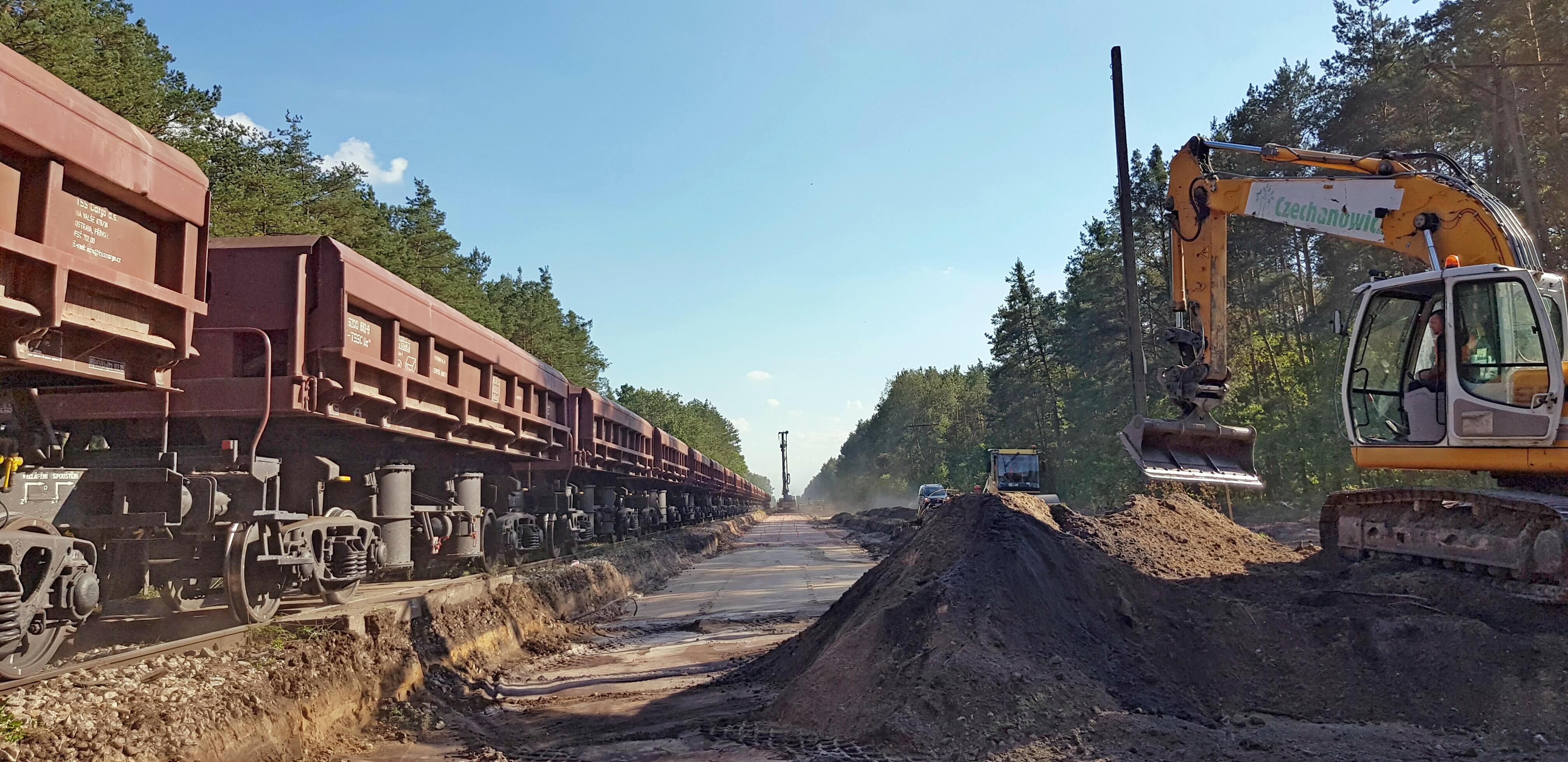 Linia 8 – odcinek Warka – Radom - Železničné stavby