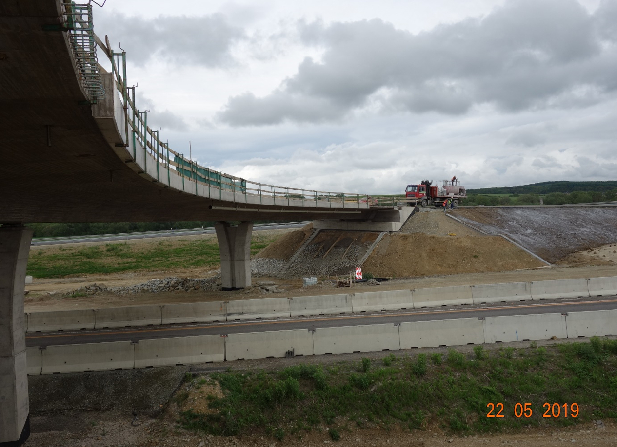 205-00 most v km 0,350 vetvy "C" križovatky Budimír nad diaľnicou D1 Budimír - Bidovce (93,6 m) - Výstavba ciest a mostov