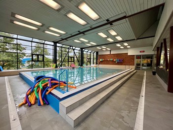 Opravený lochotínský bazén v Plzni má nové šatny, ochozy i recepci - CZ