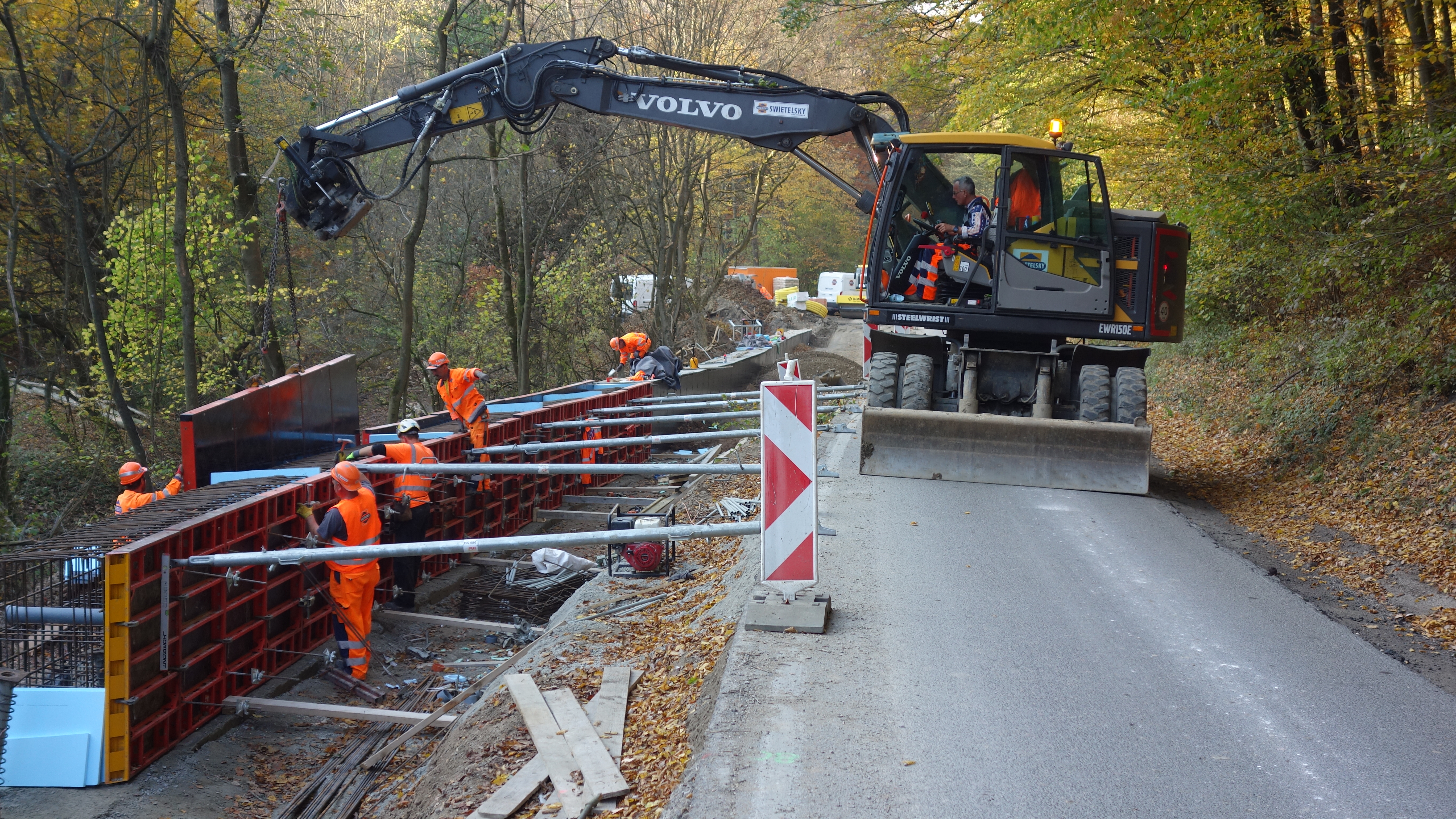 Stabilizácia cestného telesa kotevným múrom na ceste II/516 v km 5,909 - 6,209 (300 m) - Výstavba ciest a mostov