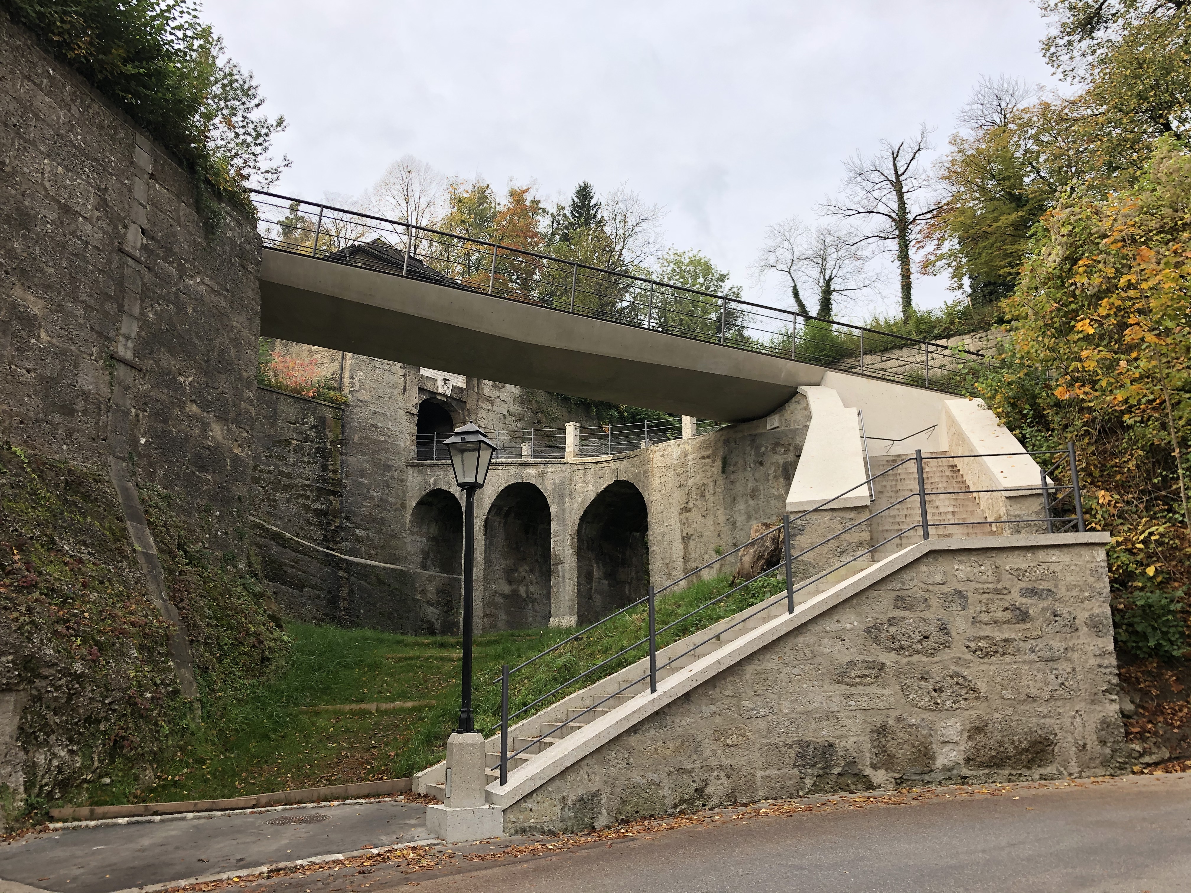 Neuba Brücke Monikapforte am Mönchsberg, Salzburg - Výstavba ciest a mostov