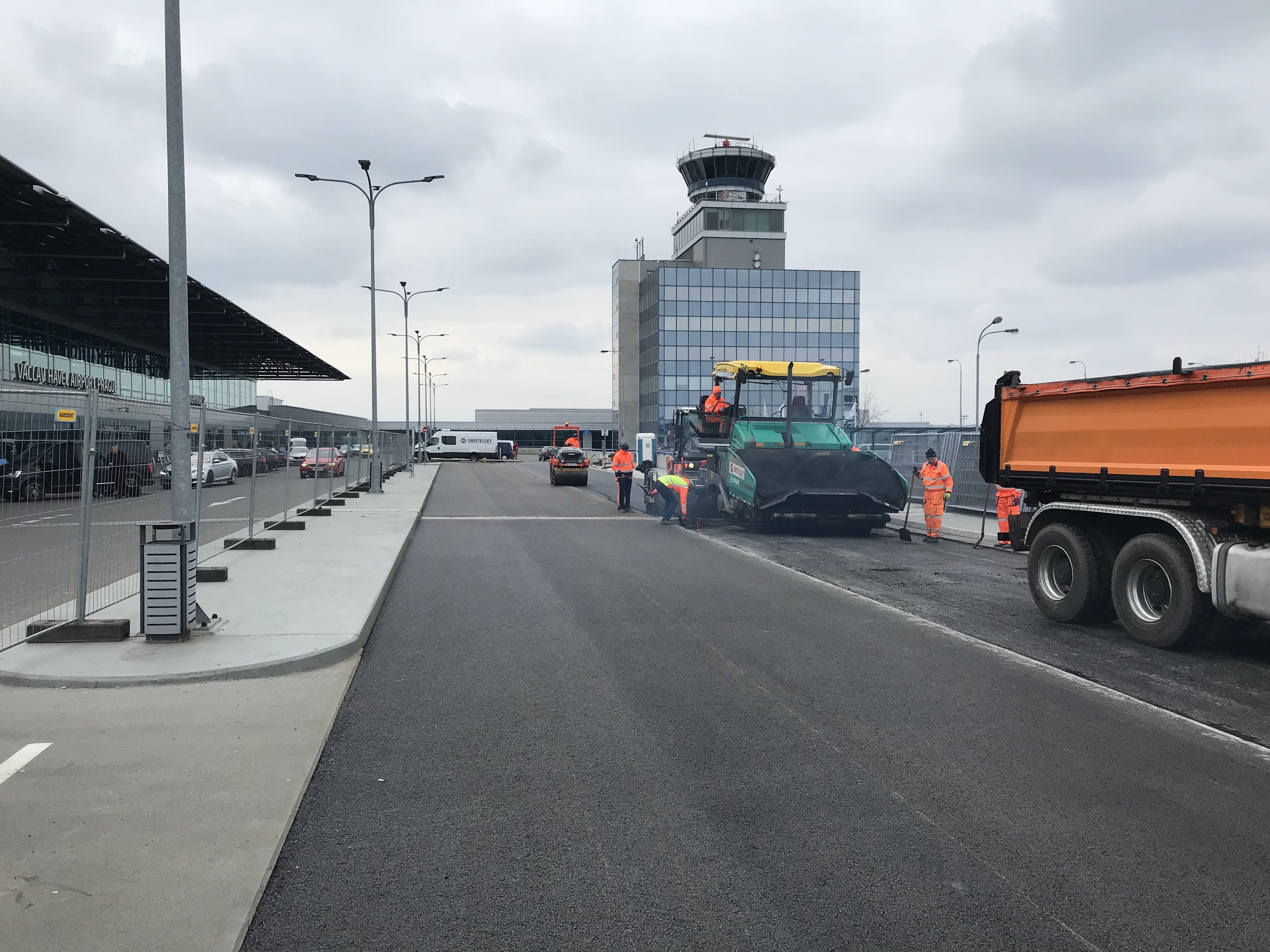 Letiště Václava Havla – příjezdová estakáda a plošina před T2 - Výstavba ciest a mostov